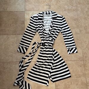 Vintage Blk & white Venus wrap dress size small!